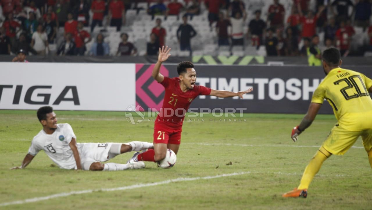 Pemain Timor Leste melakukan pelanggaran terhadap Andik Vermansyah. Copyright: © Herry Ibrahim/Indosport.com