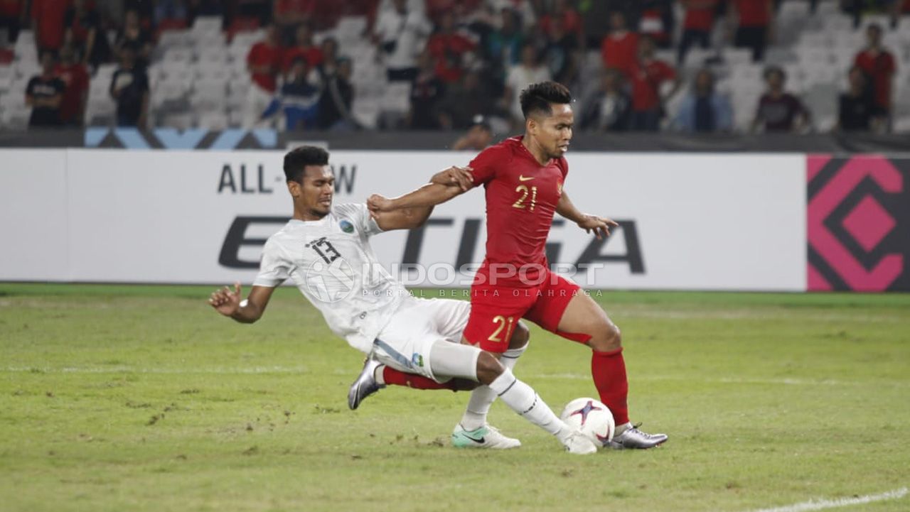 Pemain Timor Leste melakukan pelanggaran terhadap Andik Vermansah. Copyright: © Herry Ibrahim/Indosport.com