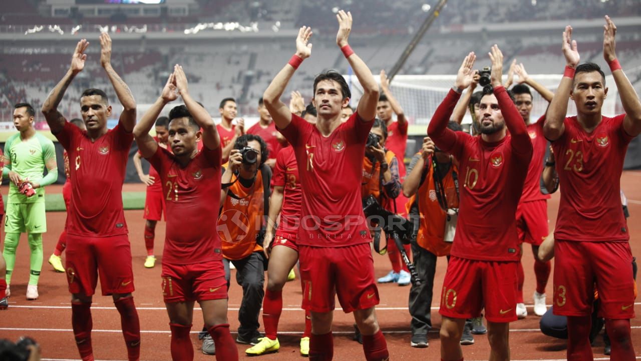 Ucapana terima kasih pemain Timnas Indonesia untuk para suporter yang hadir SUGBK usai tundukan Timor Leste. Copyright: © Herry Ibrahim/Indosport.com