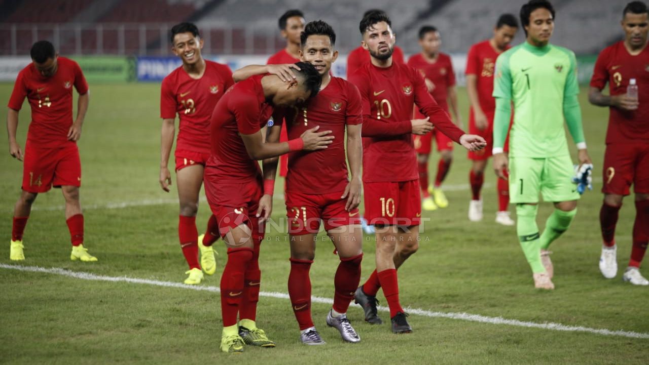 Ucapana terima kasih pemain Timnas Indonesia untuk para suporter yang hadir SUGBK usai tundukan Timor Leste. Copyright: © Herry Ibrahim/Indosport.com