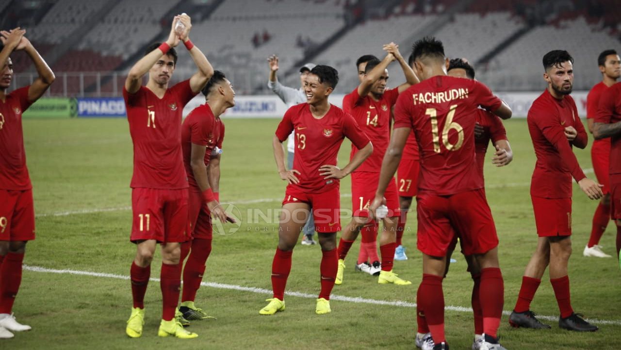 Ucapan terima kasih pemain Timnas Indonesia untuk para suporter yang hadir SUGBK usai tundukan Timor Leste. Copyright: © Herry Ibrahim/Indosport.com