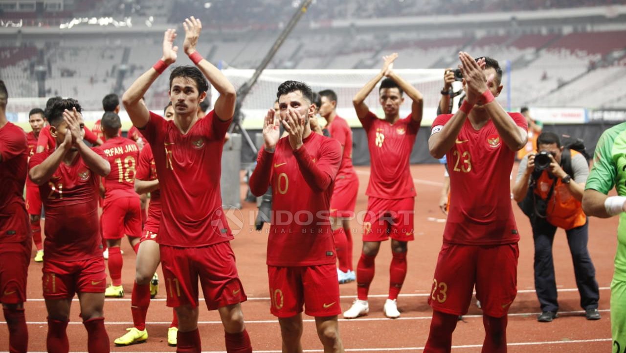 Ucapana terima kasih pemain Timnas Indonesia untuk para suporter yang hadir SUGBK. Copyright: © Herry Ibrahim/Indosport.com
