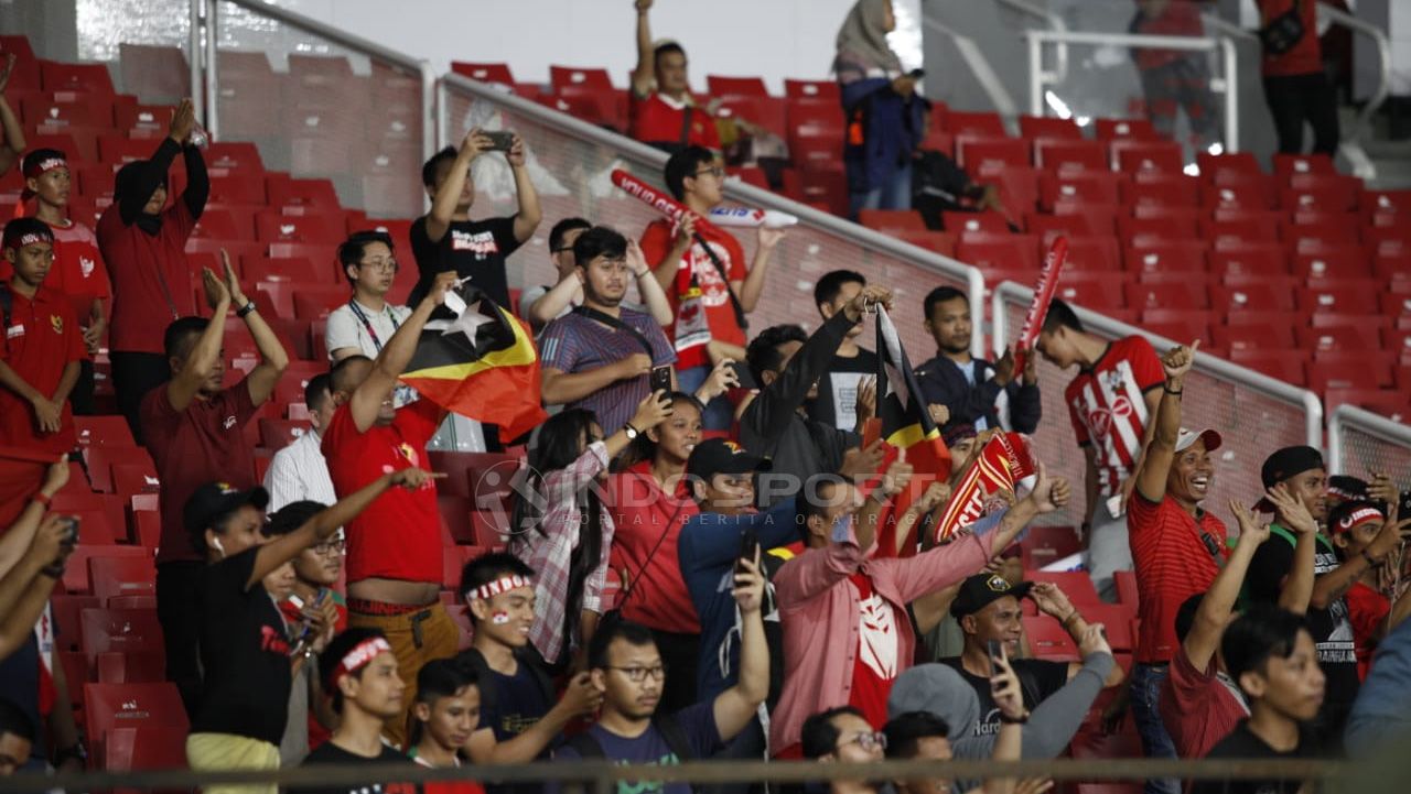 Suporter Timnas Indonesia di Stadion Gelora Bung Karno. Copyright: © Herry Ibrahim/Soicaumienbac.cc