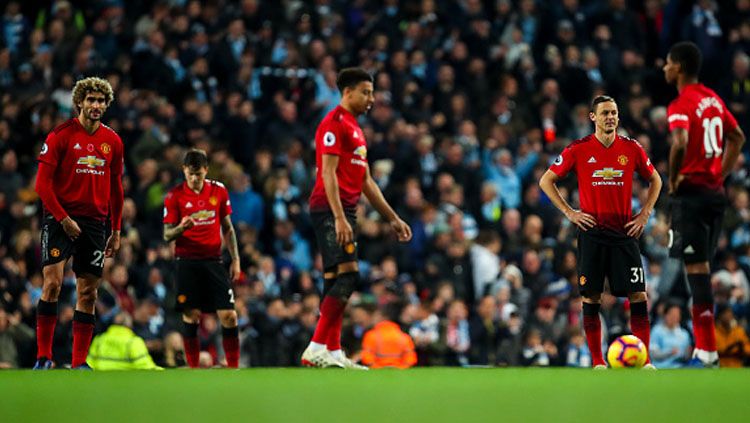 Para pemain Manchester United tertunduk lesu usai dihempaskan oleh Manchester City pada akhir pekan kemarin. Copyright: © Getty Images