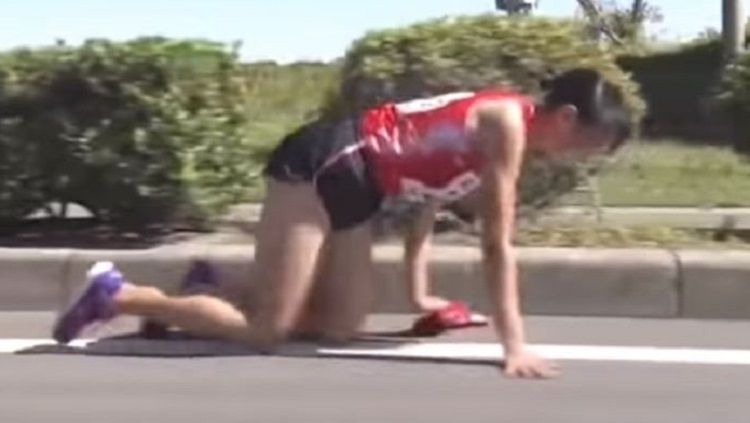 Alami cedera patah tulang, Rei Iida menyelesaikan lari estafer dengan cara merangkak Copyright: © ABC News
