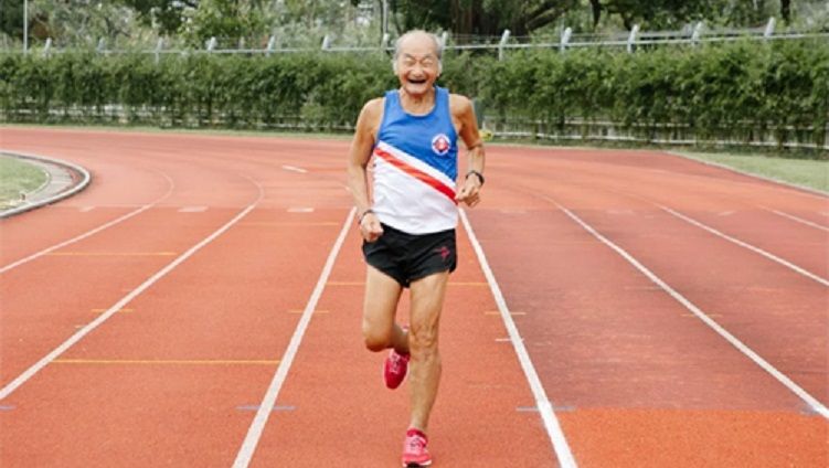 Seorang kakek 81 yang masih kuat mengikut berbagai perlombaan lari Copyright: © Vietnam Express