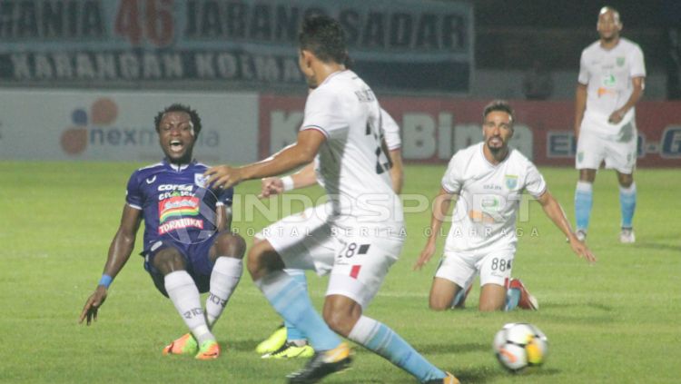 Pemain PSIS Semarang, Ibrahim Conteh yang diadang para pemain lawan. Copyright: © Ronald Seger Prabowo/INDOSPORT