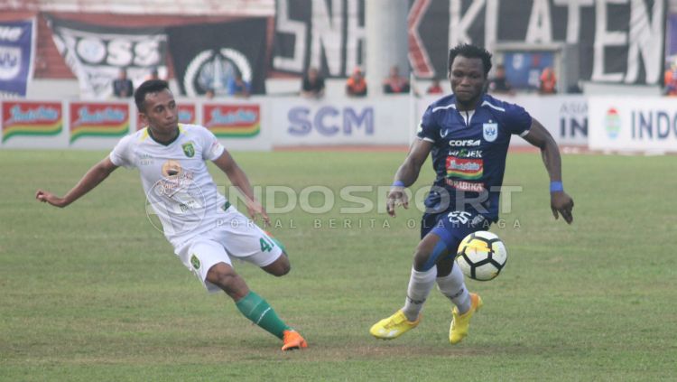 Ibrahim Conteh (kanan), pemain PSIS Semarang. Copyright: © Ronald Seger Prabowo/INDOSPORT
