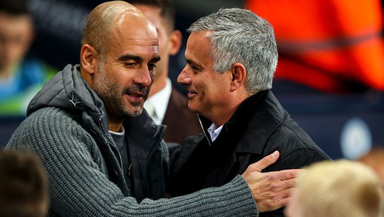 Pelatih Manchester City, Pep Guardiola dan Jose Mourinho, pelatih Manchester United. Copyright: © INDOSPORT