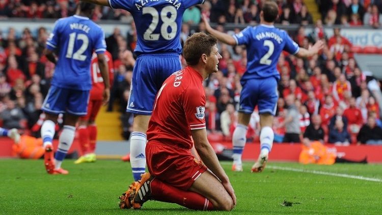 Steven Gerrard terlihat kecewa setelah membiarkan Demba Ba menceta gol untuk Chelsea. Copyright: © Getty Images