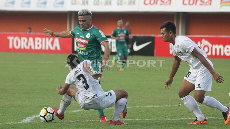 Cristian Gonzales mencoba melewati adangan pemain lawan. Copyright: © Ronald Seger/INDOSPORT