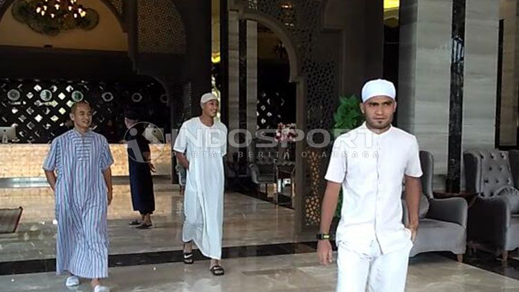 Timnas Indonesia meninggalkan hotel mereka di Thailand untuk salat jumat Copyright: © Petrus Manus Da Yerrimon/INDOSPORT