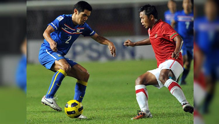 Suree Sukha berhadapn dengan Maman Abdurahman di Piala AFF 2010. Copyright: © getty image