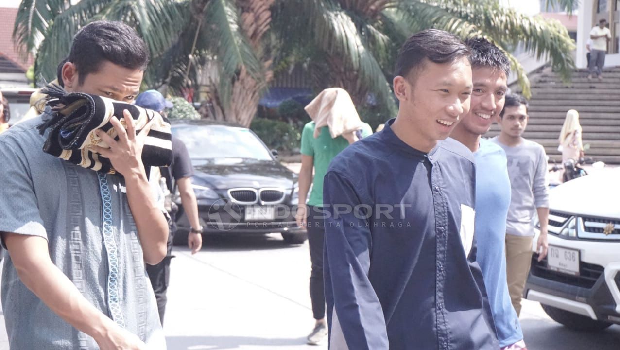 Awan Setho dan Bayu Pradana usai menjalankan ibadah sholat Jumat. Copyright: &copy; Petrus Manus Da'Yerimon/Indosport.com