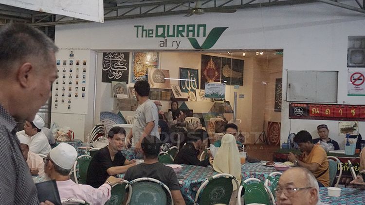 Beberapa warung makanan halal di Thailand ramai pengunjung. Copyright: &copy; Petrus Manus Da' Yerimon/INDOSPORT