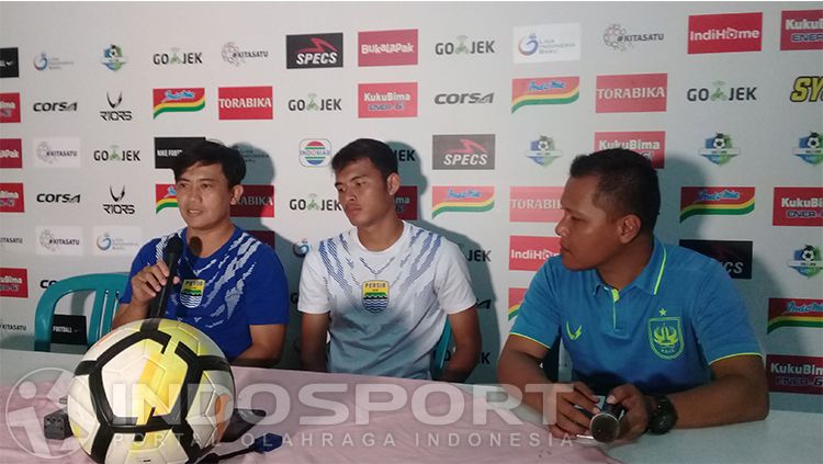 Staf Persib Bandung saat konferensi pers jelang vs PSIS Semarang Copyright: © INDOSPORT/Ronald Seger Prabowo