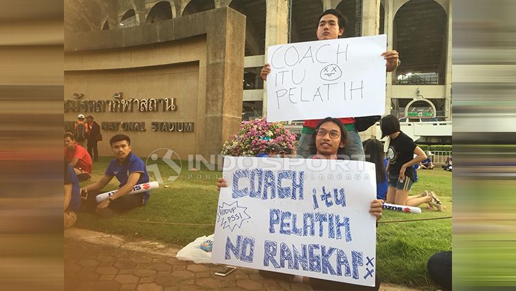 'Coach itu pelatih' menjadi bulan-bulanan fans sepak bola nasional. Copyright: © INDOSPORT/Petrus Manus Da' Yerimon