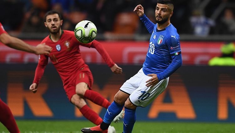 Lorenzo Insigne melepaskan umpan. Copyright: © Claudio Villa/Getty Images