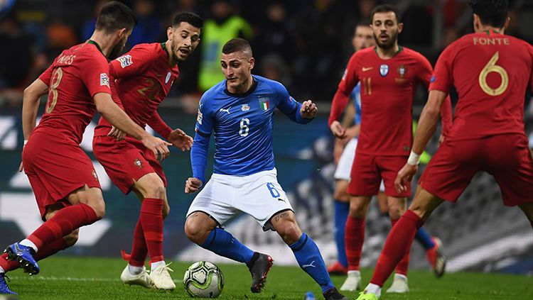 Marco Veratti di tengah penjagaan para pemain Portugal. Copyright: © Claudio Villa/Getty Images