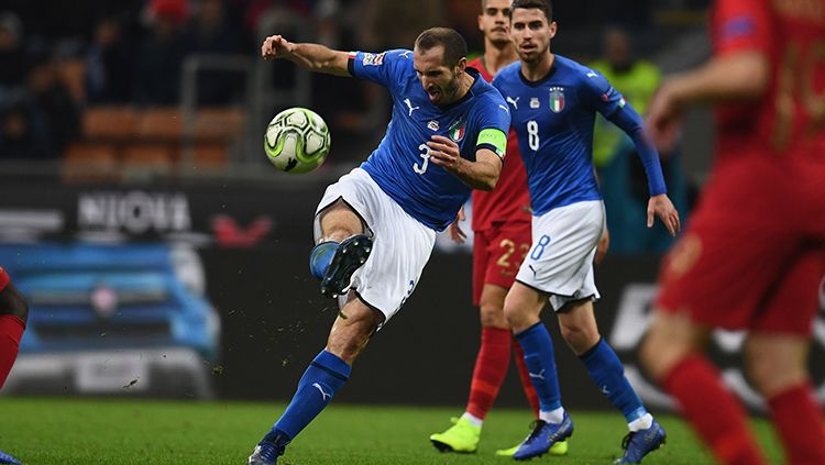 Giorgio Chiellini saat tampil membela Italia melawan Portugal. Copyright: © Claudio Villa/Getty Images