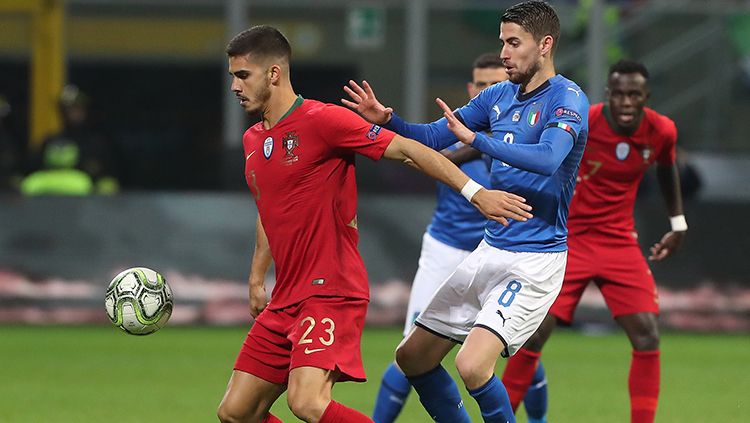 Bernardo Silva (kiri) menjaga penguasaan bola. Copyright: © Marco Luzzani/Getty Images