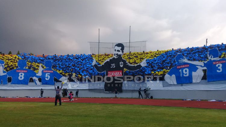 Suporter PSIS Semarang menampilkan koreografi unik di laga Liga 1 pekan ke-31 vs Persib Bandung. Copyright: © Ronald Seger Prabowo/INDOSPORT