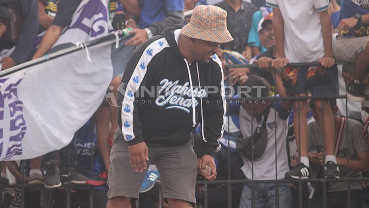 Ketua Panser Biru, Kepareng, saat mendukung PSIS Semarang dalam laga Liga 1. Copyright: © Ronald Seger Prabowo/INDOSPORT
