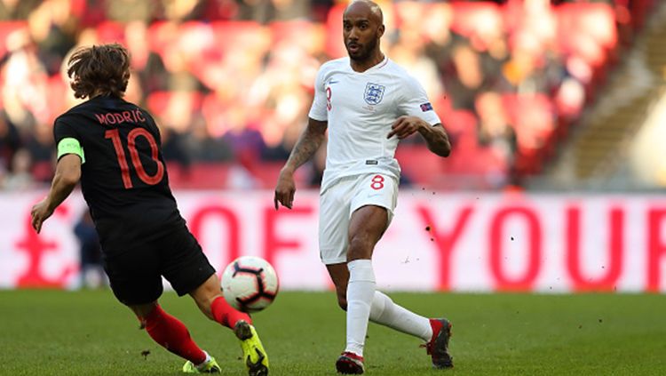 Fabian Delph saat tampil membela Inggris melawan Kroasia. Copyright: © James Williamson/Getty Images