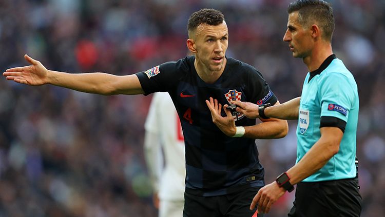 Ivan Perisic melayangkan protes kepada wasit pada laga Inggris melawan Kroasia. Copyright: © Catherine Ivill/Getty Images