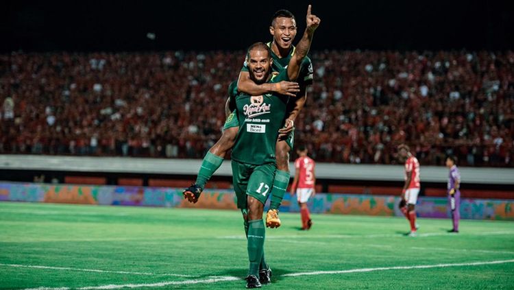 David Silva bersama Osvaldo Haay berselebrasi usai mencetak gol ke gawang Bali United. Copyright: © Media Persebaya