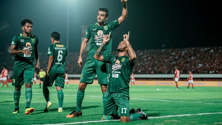 David Silva berselebrasi usai mencetak gol ke gawang Bali United. Copyright: © Media Persebaya