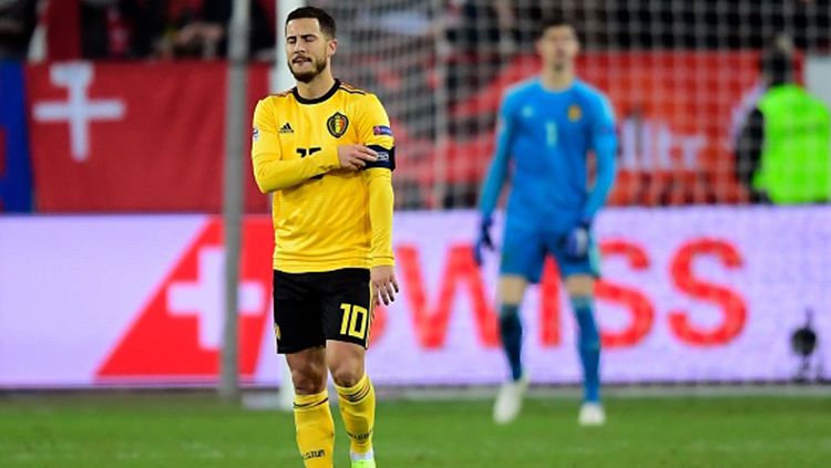 Eden Hazard tertunduk lesu usai gawang Belgia dibobol. Copyright: © Nico Vereecken/Getty Images