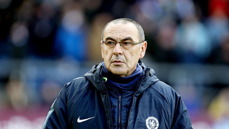 Maurizio Sarri menggelar diskusi serius dengan para pemainnya usai dibantai Bournemouth. Copyright: © Getty Images