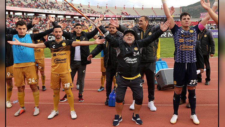 Diego Maradona, pelatih Dorados saat memberikan tepuk tangan kepada supporter timnya di Meksiko. Copyright: © Getty Images