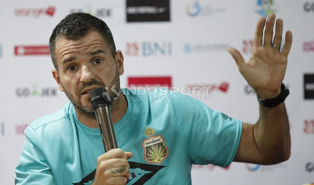 Pelatih Bhayangkara FC, Simon McMenemy saat Jumpa Pers Jelang Bhayangkara FC vs Persipura Jayapura. Copyright: © Herry Ibrahim/Soicaumienbac.cc