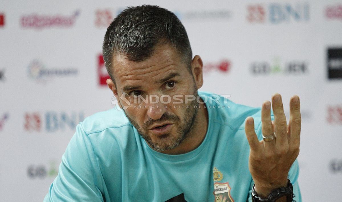 Pelatih Bhayangkara FC, Simon McMenemy saat Jumpa Pers Jelang Bhayangkara FC vs Persipura Jayapura. Copyright: © Herry Ibrahim/Soicaumienbac.cc