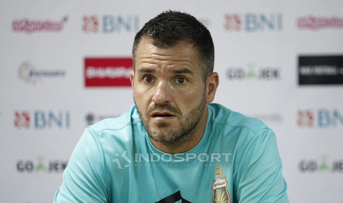 Pelatih Bhayangkara FC, Simon McMenemy saat Jumpa Pers. Copyright: © Herry Ibrahim/Indosport.com