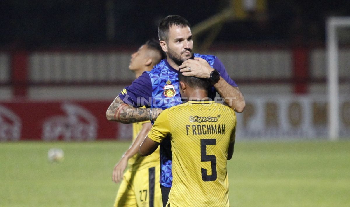 Pelatih BFC, Simon McMenemy memeluk Fatchu Rochman usai pertandingan. Copyright: © Herry Ibrahim/INDOSPORT