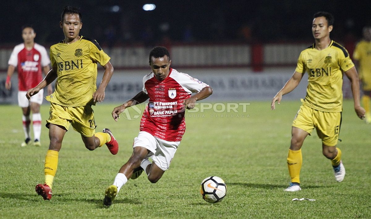 Aksi pemain Persipura, Todd Rivaldo Ferre (tengah) menggiring bola ke pertahanan BFC. Copyright: © Herry Ibrahim/INDOSPORT