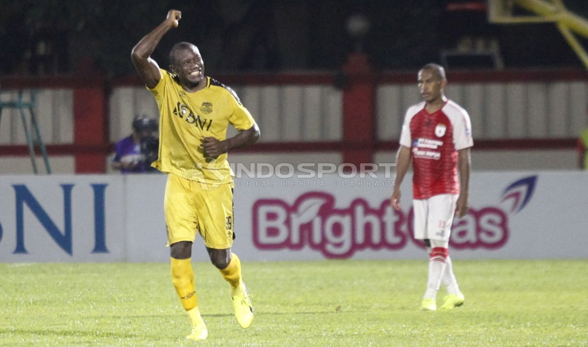 Selebrasi Herman Dzumafo (kiri) usai mencetak gol ke dua untuk BFC. Copyright: © Herry Ibrahim/INDOSPORT