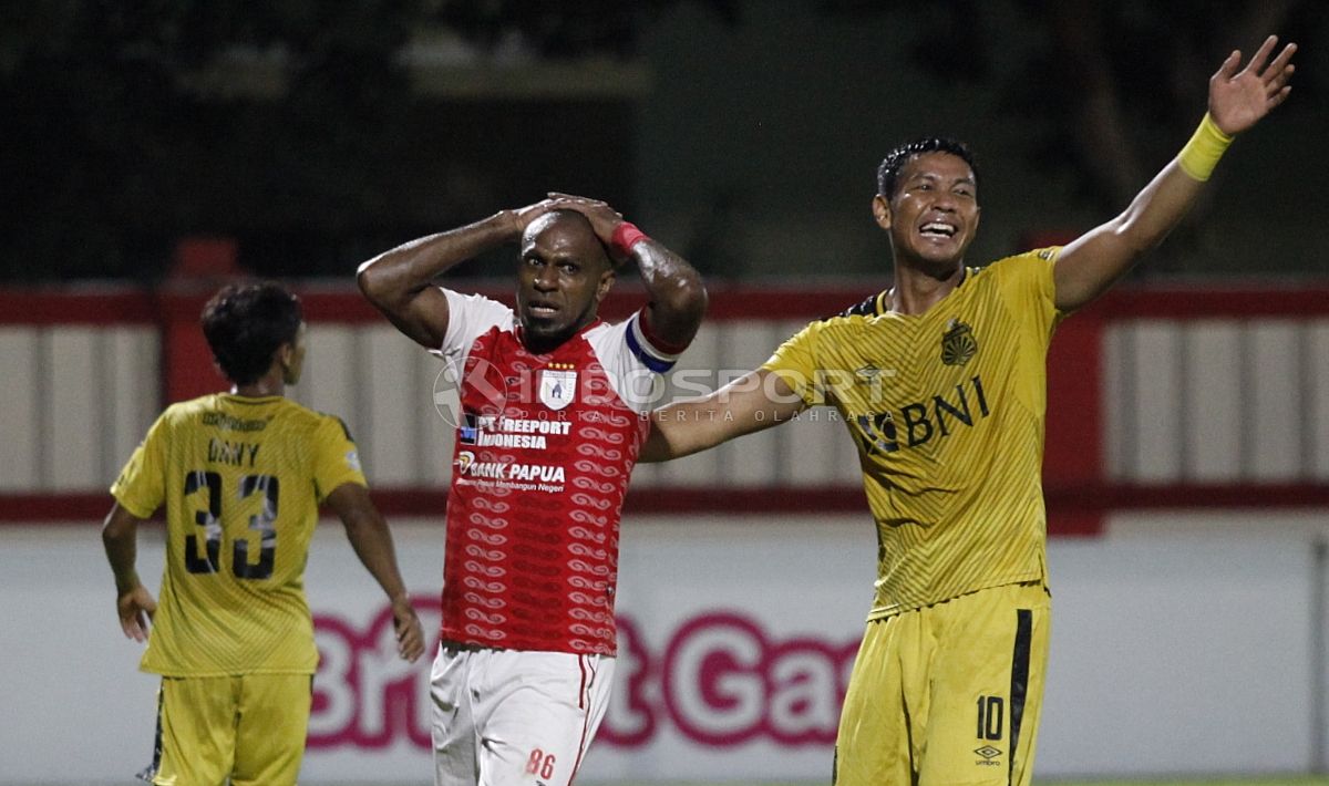 Persipura resmi melepas striker andalannya, Boaz Solossa (tengah). Copyright: © Herry Ibrahim/INDOSPORT