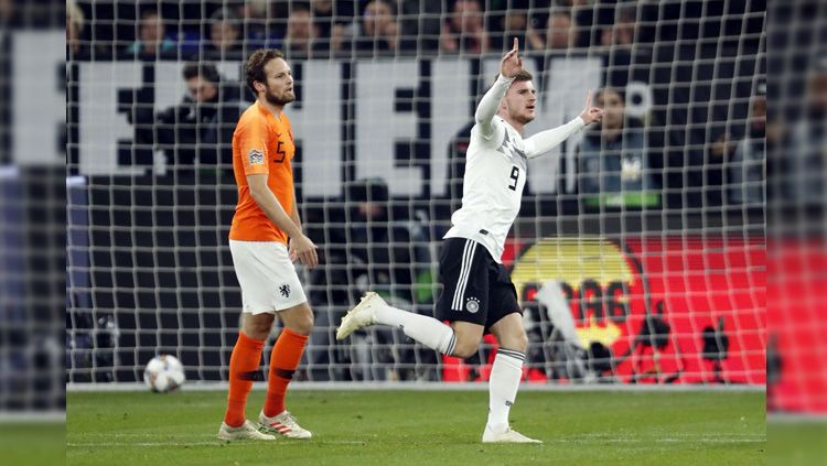 Striker Jerman Timo Werner saat menendang bola ke gawang Belanda dalam ajang UEFA Nations League, Selasa (20/11/18). Copyright: © Getty Images