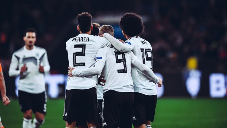 Perayaan para pemain Jerman usai menang dari Belanda pada ajang UEFA Nations League, Selasa (20/11/18). Copyright: © Getty Images
