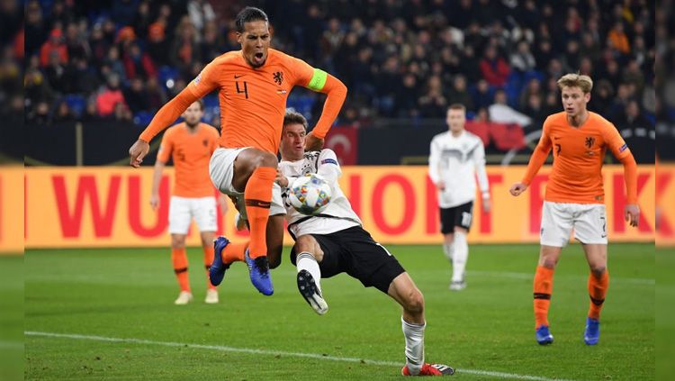 Gol Virgil van Dijk berhasil menyelamatkan Belanda dari kekalahan atas Jerman di UEFA Nations League, Selasa (20/11/18). Copyright: © Getty Images