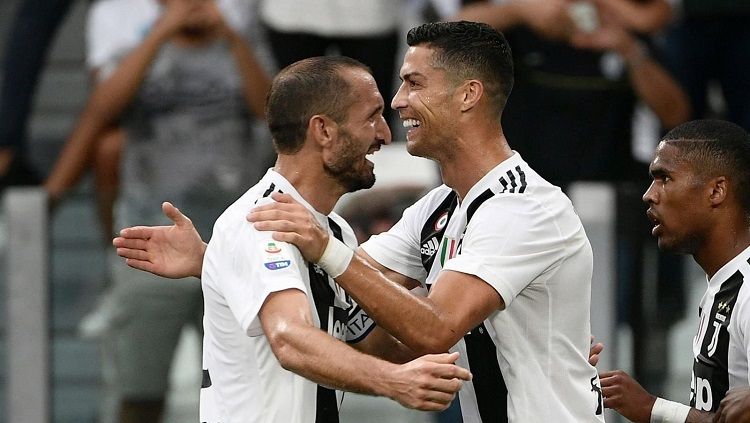 Giorgio Chiellini dan Cristiano Ronaldo berpelukan dalam pertandingan Juventus di ajang Serie A Italia. Copyright: © Manchikoni