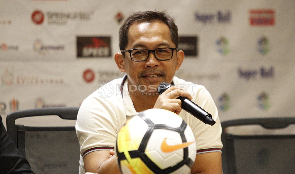 Pelatih klub Liga 1 2019, Persebaya Surabaya Aji Santoso memberikan komentar usai pertandingan melawan Semen Padang. Copyright: © Herry Ibrahim/Indosport.com
