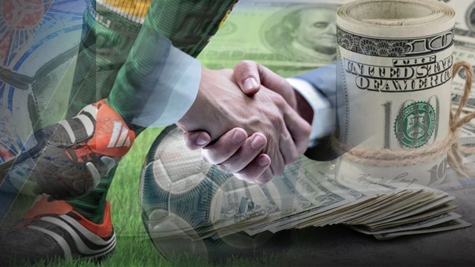 Ilustrasi uang dalam sepak bola. Copyright: © Indosport.com