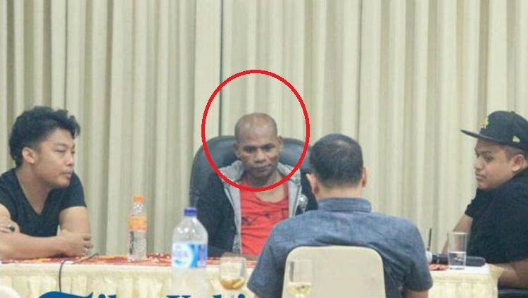 Johan Ibo saat di kantor polisi bersama pemain dan manajer PBFC. Copyright: © Surya