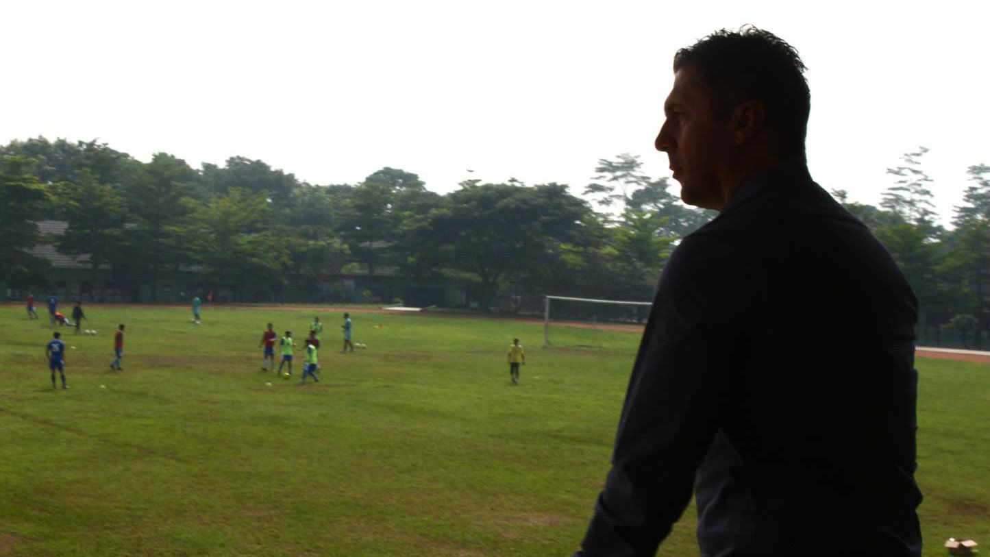 Direktur Teknik Persib Bandung, Miljan Rodovic saat memantau latihan tim U-16 dan U-19. Copyright: © Persib