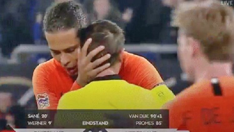 Virgil Van Dijk memeluk wasit begitu pertandingan UEFA Nations League berakhir imbang. Copyright: © Daily Star